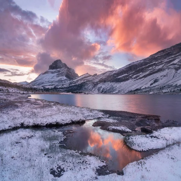 Schilderachtig Uitzicht Bergen Het Meer Sneeuw Onder Overgegoten Hemel — Stockfoto