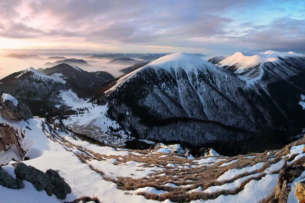Vacker Utsikt Över Klippiga Bergen Snön Vintern — Stockfoto