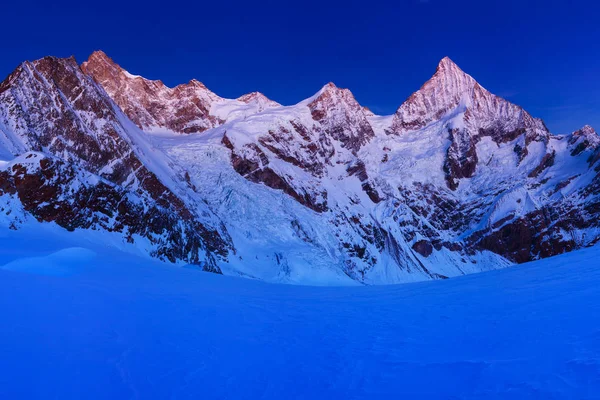 Festői Kilátás Hegyek Alatt Hóval Kék — Stock Fotó