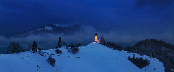 Malerischer Blick Auf Berge Schnee Und Beleuchtete Kirche Bei Nacht — Stockfoto