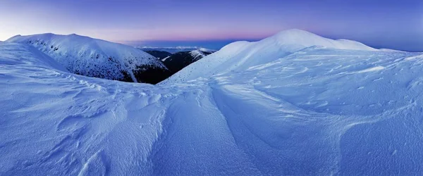 Kışın Karda Kayalık Dağların Manzara Görünümü — Stok fotoğraf
