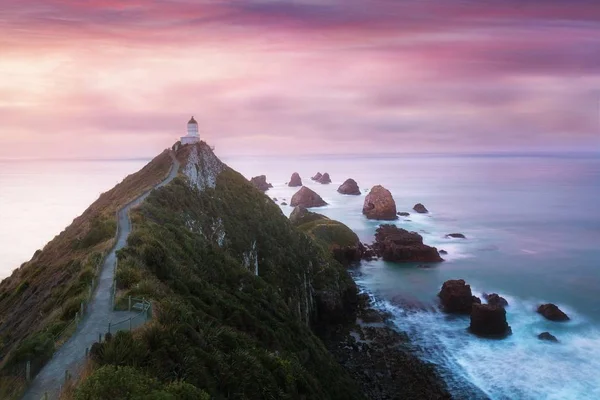 Okyanus üzerinde ışık Demeti ile Kermorvan deniz feneri, Le Conquet, Brittany, Fransa, Avrupa 
