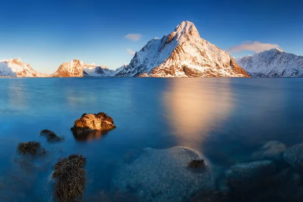 karda göl ve dağların doğal görünümü