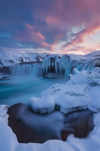 冬の雪と湖の岩の景色 — ストック写真