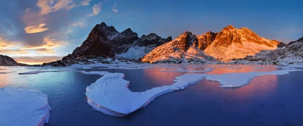 Vacker Utsikt Över Snöiga Berg Vintern — Stockfoto