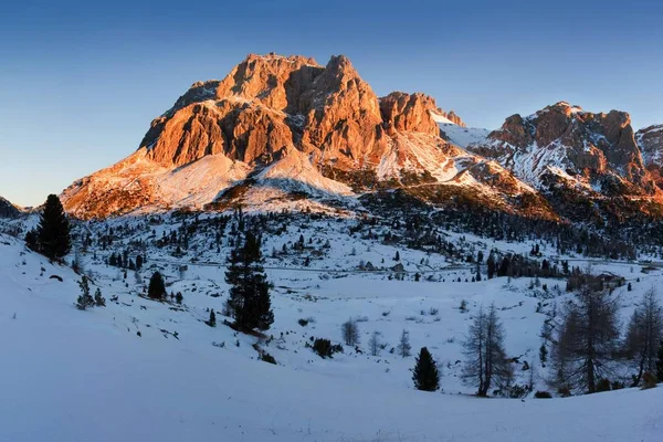 Vista Panoramica Delle Montagne Rocciose Sulla Neve Inverno — Foto Stock