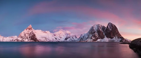 Vacker Utsikt Över Sjön Och Bergen Snön — Stockfoto