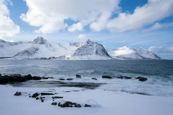 挪威阿尔卑斯山和冬季大海的风景 — 图库照片
