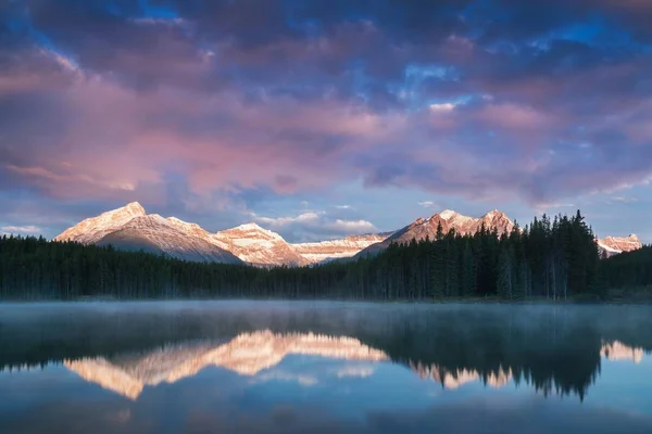 Malerischer Blick Auf Berge Die Sich Wasser Spiegeln — Stockfoto