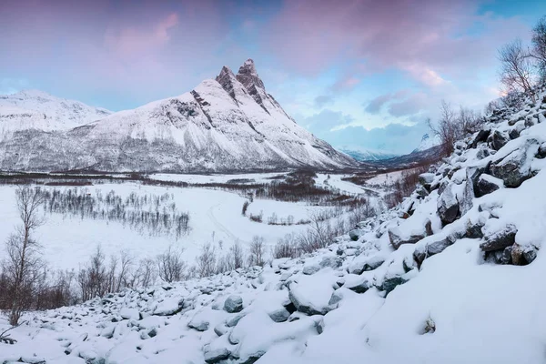 Vackert Landskap Med Berget Otertinden Bakgrunden Nordnorge — Stockfoto