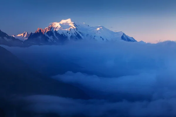 冬季云中的山景 — 图库照片