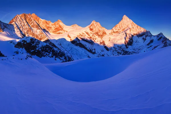 Vista Panorámica Las Montañas Nieve Bajo Cielo Azul —  Fotos de Stock