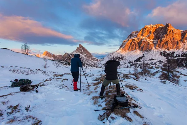 Vyhlídkové Zobrazení Lidí Skalnatých Horách Sněhu Zimě — Stock fotografie