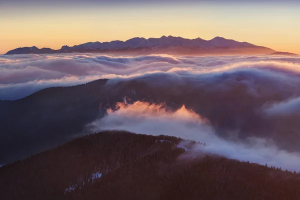 Malerischer Blick Auf Berge Wolken Bei Sonnenuntergang — Stockfoto