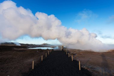 Reykjanes yarımadasındaki Gunnuhver jeotermal alanı ve enerji santralinin görünümü, Keflavik, İzlanda 