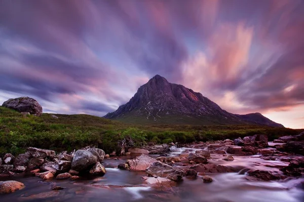 Vista Panorâmica Das Montanhas Refletindo Água — Fotografia de Stock