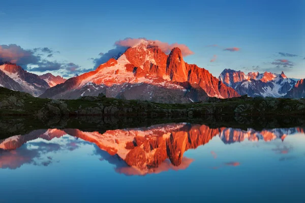 Scenic View Mountains Reflecting Water — Stock Photo, Image