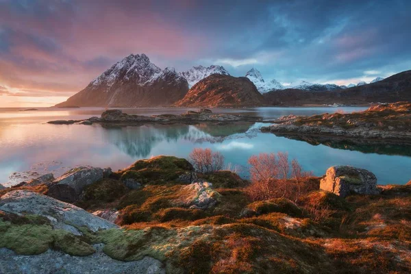 Vista Panorâmica Das Montanhas Neve Refletindo Água — Fotografia de Stock