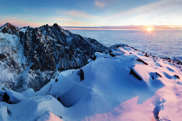 Kışın Karlı Dağların Manzara Görünümü — Stok fotoğraf