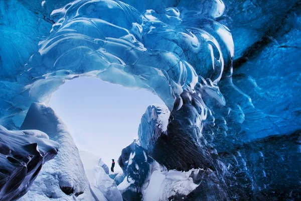 Silhueta Homem Caverna Gelo Parque Nacional Vatnajokull Skaftafell Islândia — Fotografia de Stock
