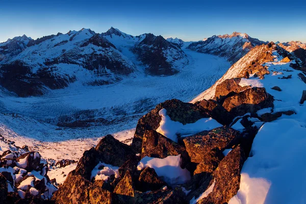 Malerischer Blick Auf Berge Schnee Unter Blauem Himmel — Stockfoto