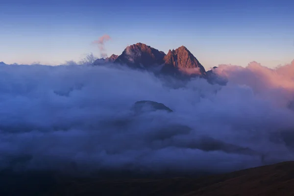 阳光下云中的山景 — 图库照片