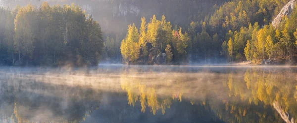 Schilderachtig Uitzicht Het Landschap Met Lucht Reflecterend Meer Met Bomen — Stockfoto