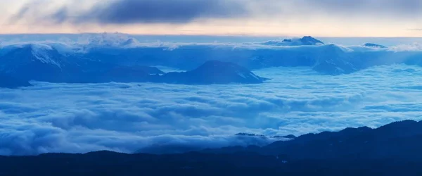 日落时分云中的山景 — 图库照片