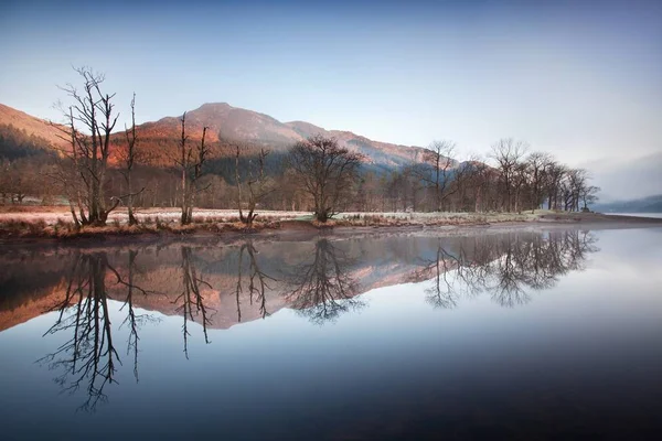 Schilderachtig Uitzicht Bergen Reflecterend Water — Stockfoto