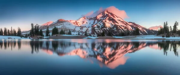 Vista Panorâmica Paisagem Com Céu Refletindo Lago Com Árvores Fundo — Fotografia de Stock