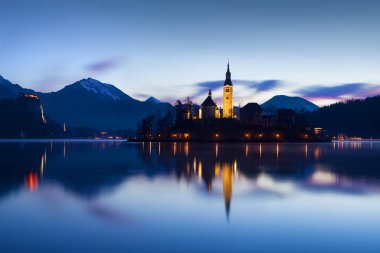 Geceleri arka planda deniz ve kale nin manzara manzarası 