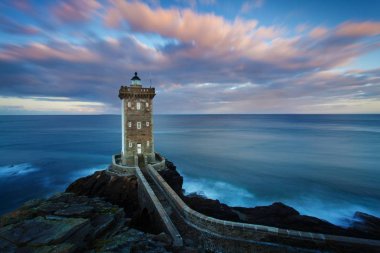Okyanus üzerinde ışık Demeti ile Kermorvan deniz feneri, Le Conquet, Brittany, Fransa, Avrupa 