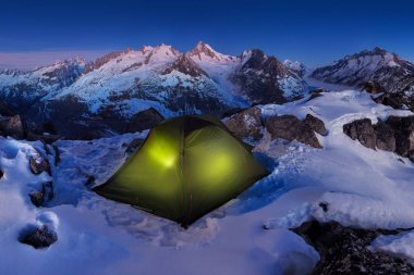 karda dağların yakınında yeşil çadır manzara 