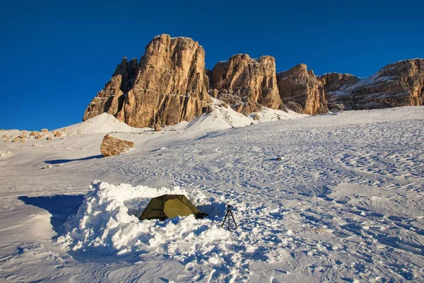 Vyhlídkový Pohled Zelený Stan Blízkosti Hor Sněhu — Stock fotografie