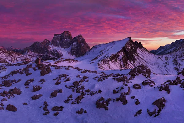 Vista Panoramica Sulle Montagne Innevate Sotto Cielo Coperto — Foto Stock