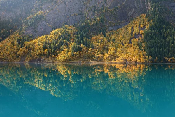 Vista Panorámica Las Montañas Reflejándose Agua —  Fotos de Stock