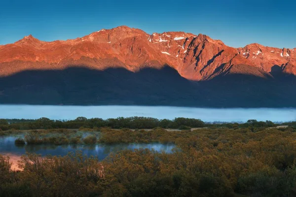 Vista Panorâmica Das Montanhas Refletindo Água — Fotografia de Stock