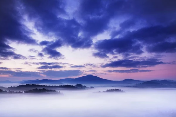 曇り空の風光明媚な眺め 背景の山々 — ストック写真