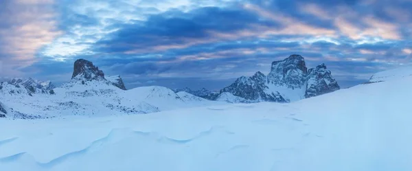 雪の山々の風光明媚な眺め イタリア ヨーロッパ — ストック写真