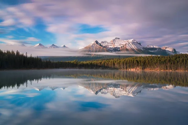 Vista Panorámica Las Montañas Reflejándose Agua — Foto de Stock
