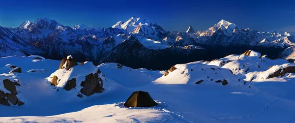 Живописный Вид Зеленой Палатки Рядом Горами Снегу — стоковое фото