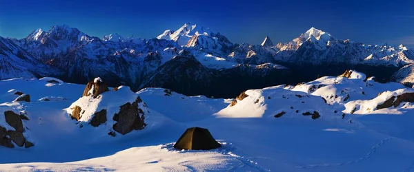 Vista Panorâmica Tenda Verde Perto Montanhas Neve — Fotografia de Stock