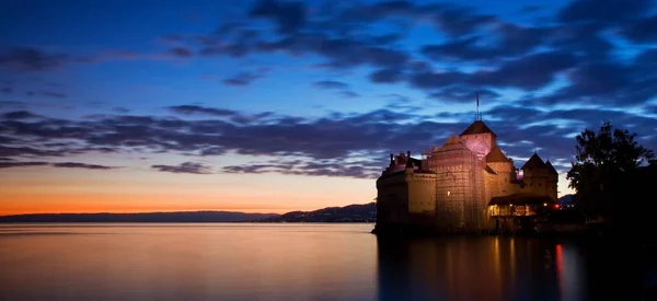 阴天下背景中的大海和城堡的美景 — 图库照片