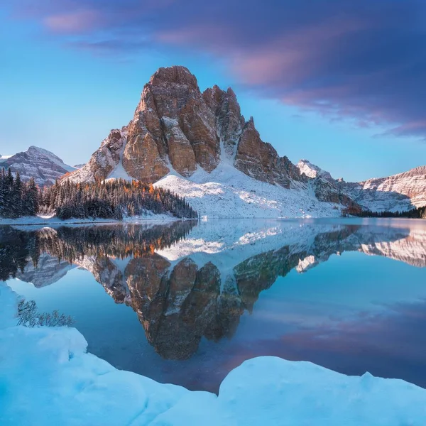 Malerischer Blick Auf Berge Die Sich Wasser Spiegeln — Stockfoto