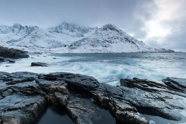 Γραφική Θέα Στις Νορβηγικές Άλπεις Και Θάλασσα Χειμώνα — Φωτογραφία Αρχείου