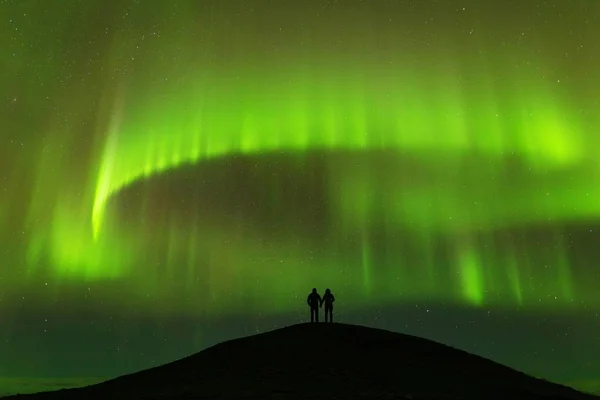 Scenic View Green Northern Lights Silhouette Couple — Stock Photo, Image