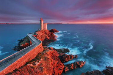 Okyanus üzerinde ışık Demeti ile Kermorvan deniz feneri, Le Conquet, Brittany, Fransa, Avrupa 