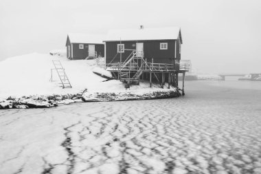 bulutlu gökyüzü altında evin doğal görünümü, siyah ve beyaz
