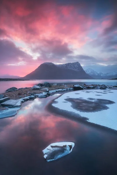 Malowniczy Widok Góry Śniegu Zachodzie Słońca — Zdjęcie stockowe