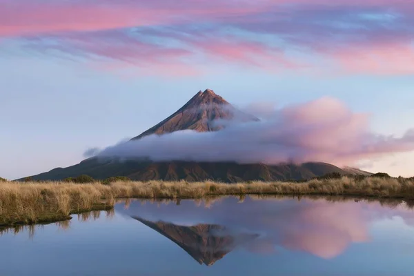 Suya yansıyan dağların manzara görünümü 